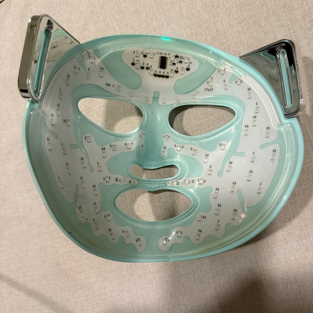 Qure LED Rejuvilight Mask - Picture 3 of 5